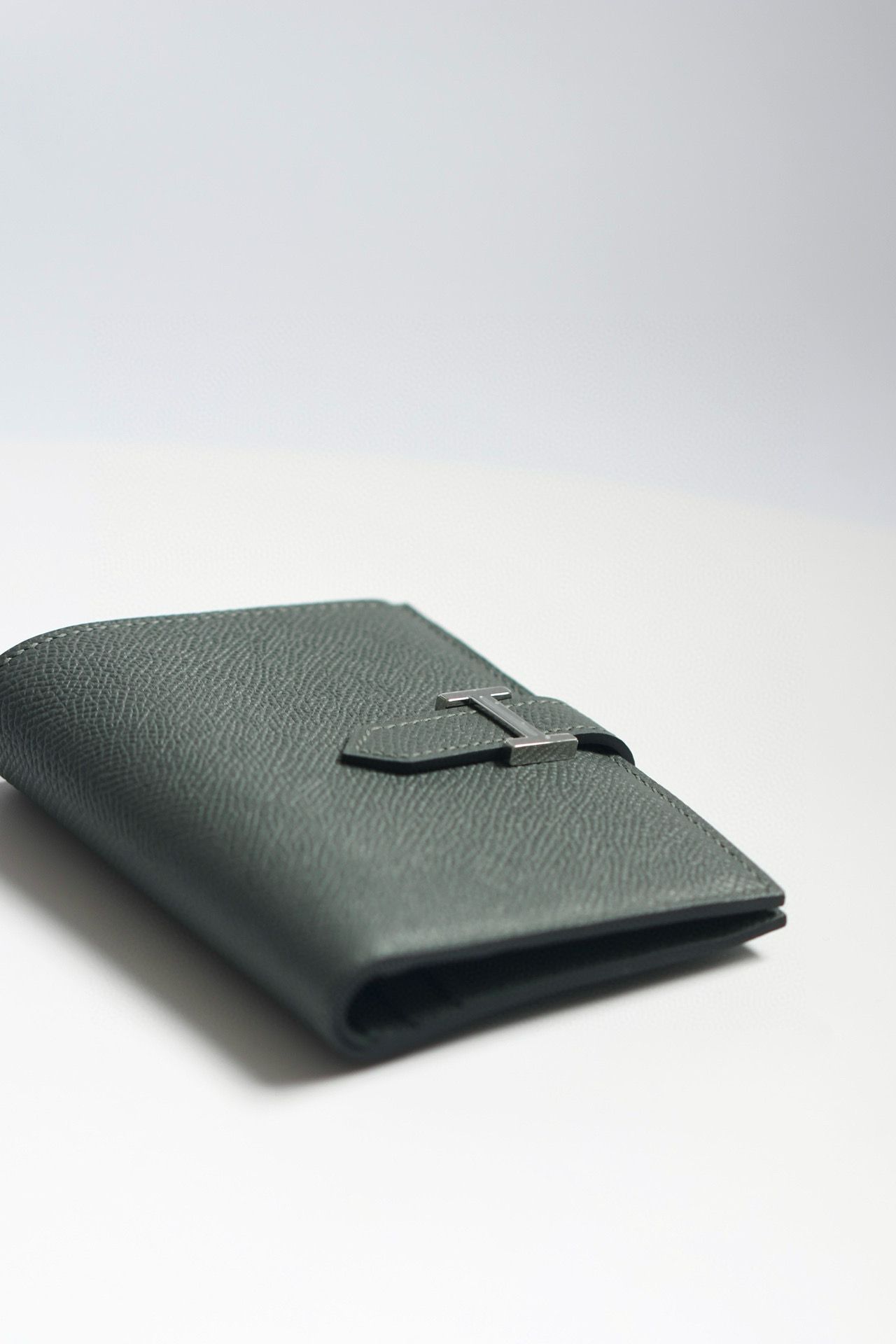 Hermes Bearn Compact Handmade Wallet in Vert Amande Epsom Calfskin - Image 4
